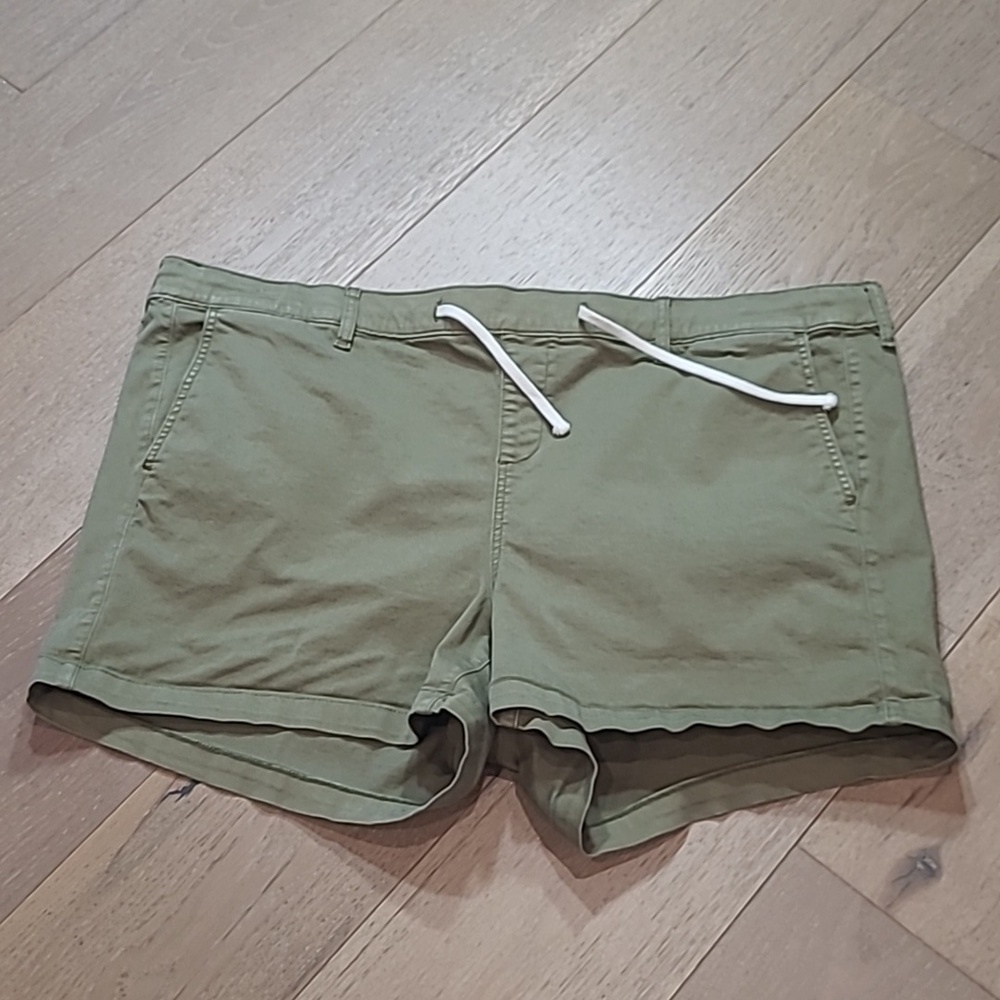Torrid Shorts Women's sz 3 Weekend Stretch Twill Olivine Pull On Shorts